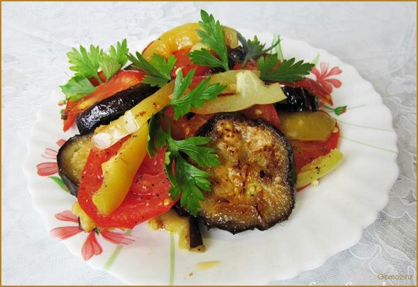 Тилапия в духовом шкафу с помидорами и маринованным луком