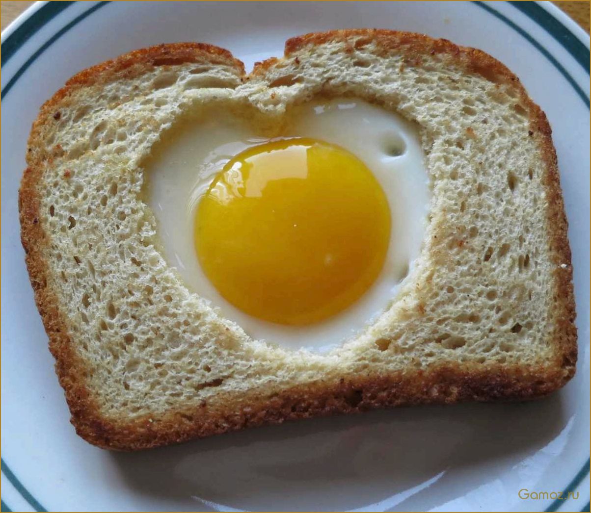 Рецепт приготовления сытной и вкусной яичницы в хлебном горшочке